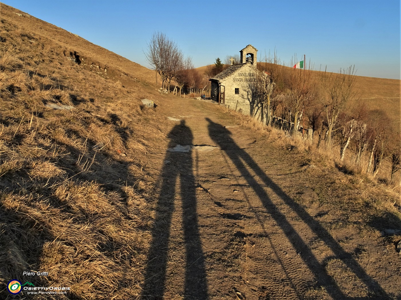 50 Aria gelida...ci abbassiamo al Santuario Sacra Famiglia (1230 m).JPG